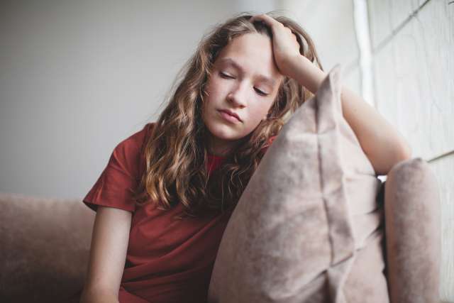 A young girl appears sad. This reflects concepts discussed in depression treatment in St. Louis, MO with Open Arms Wellness. Our therapists in St. Louis, MO provide excellent treatment.
